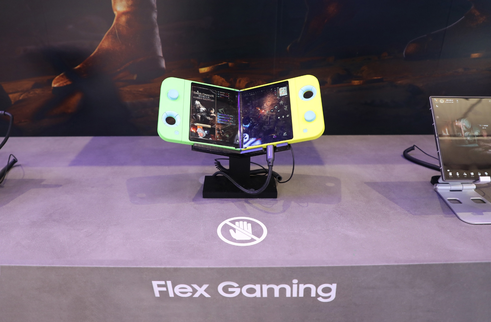 Samsung presents a foldable handheld console concept, the Flex Gaming
