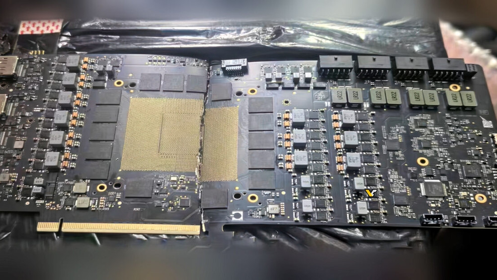 Se han filtrado unas imágenes de un prototipo de RTX 5090 con cuatro conectores de 16 pines