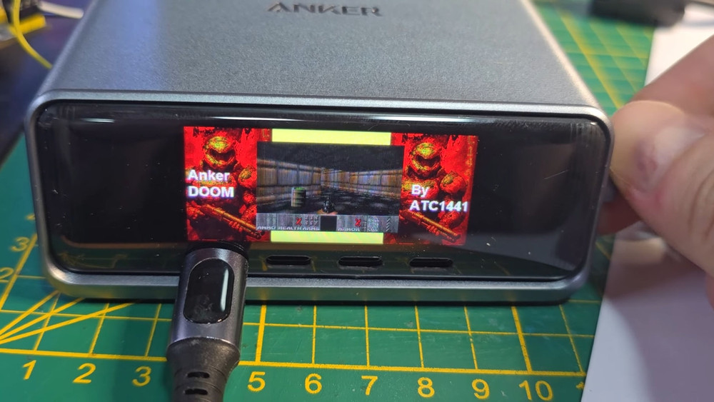 Un modder trasforma un caricabatterie Anker per far girare Doom