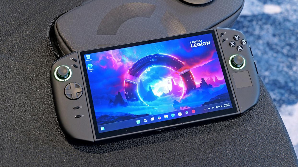 Lenovo officially presens the Legion Go 2 with OLED screen