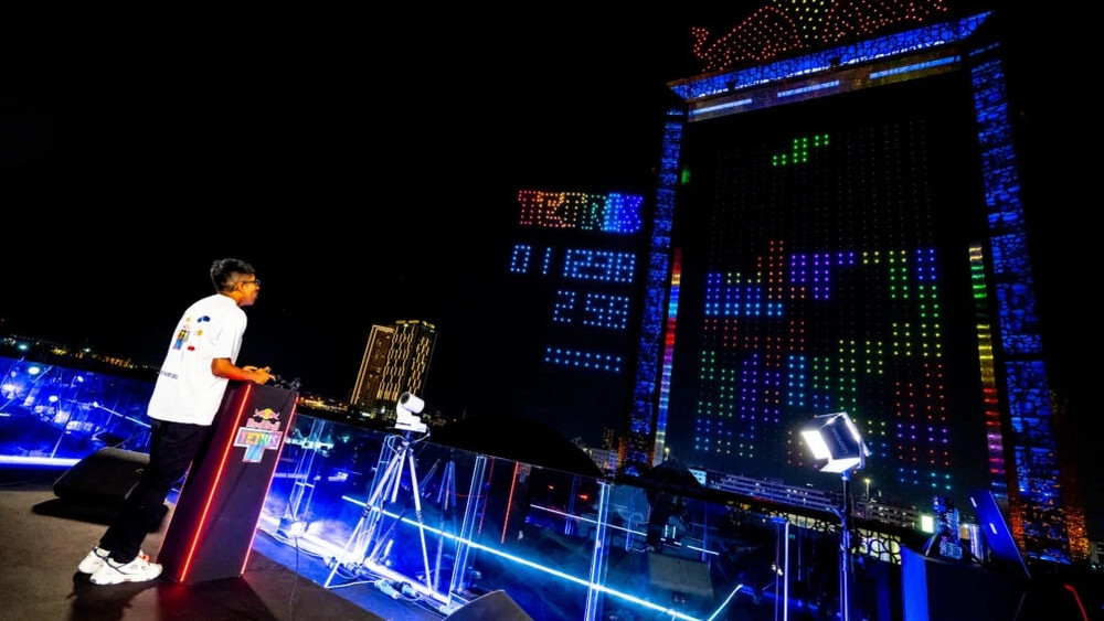 Here's the biggest Tetris match ever done, featuring 2,000 drones