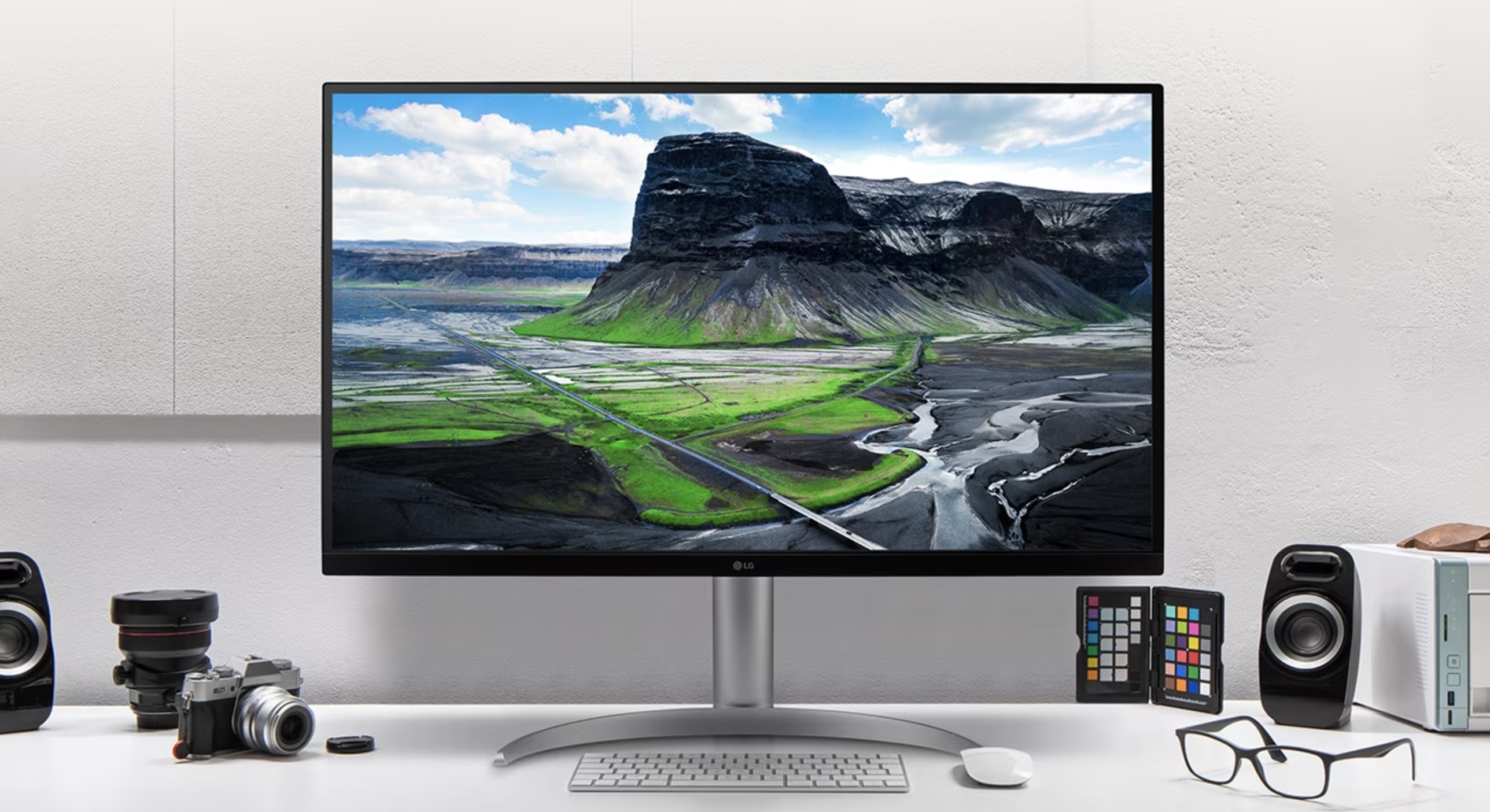 LG presents two new LCD displays with IPS Black technology