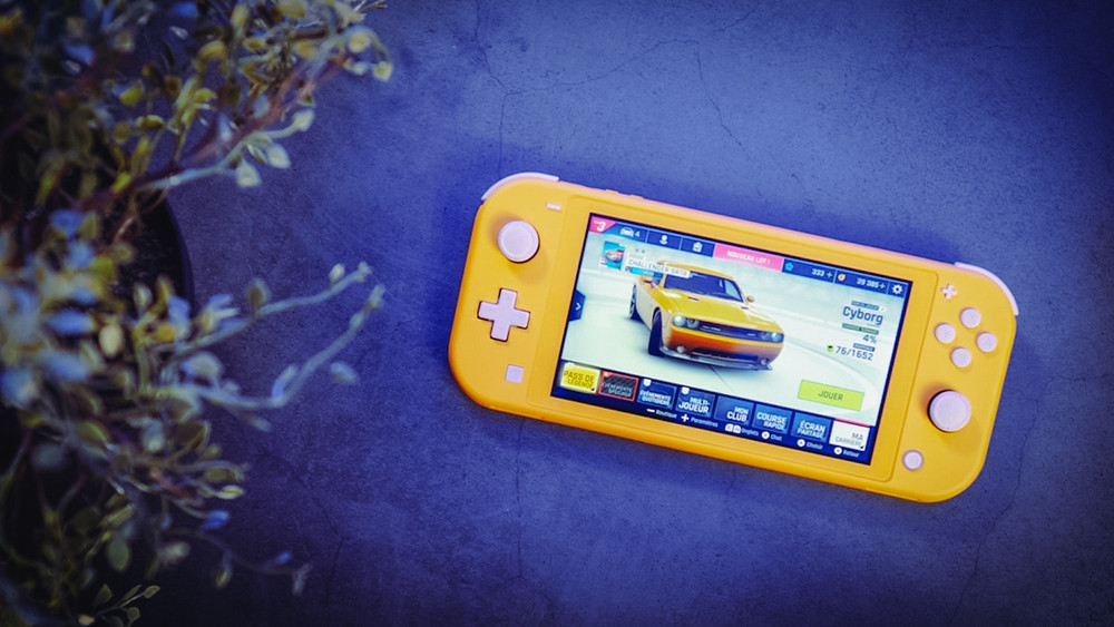 Un modder ha instalado una pantalla OLED en su Switch Lite y afirma que es fácil de hacer