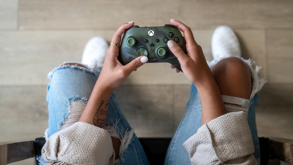 Il controller Xbox Nocturnal Vapor arriva il 9 aprile
