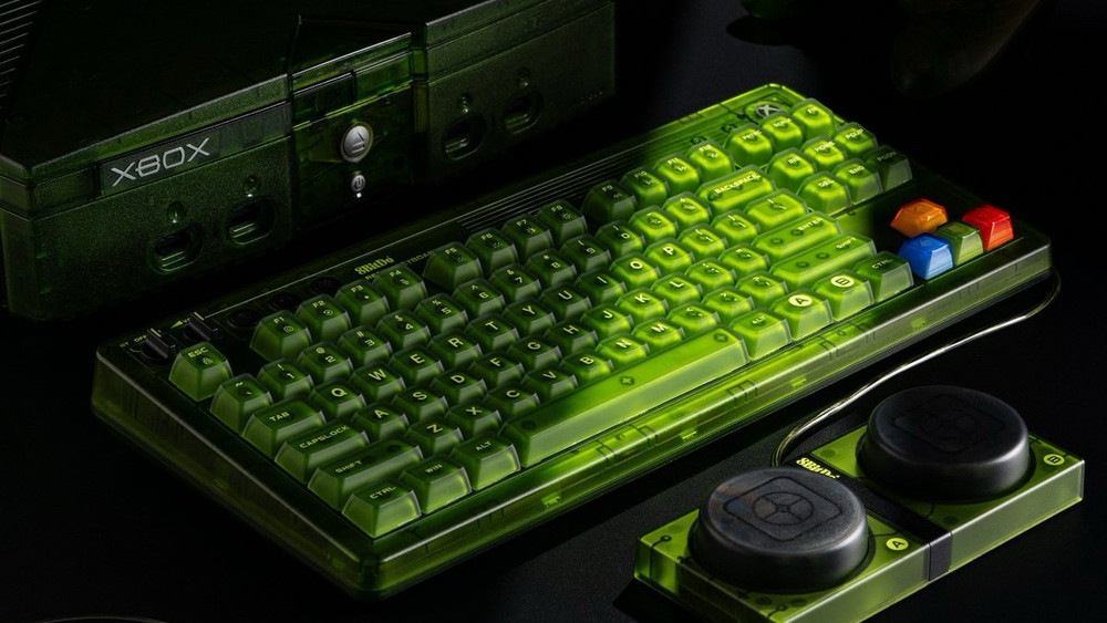 A keyboard and mouse in the colors of the first Xbox release in January