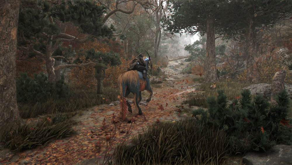 La shinobi qui chevauche sa monture dans une belle allée entre les montagnes