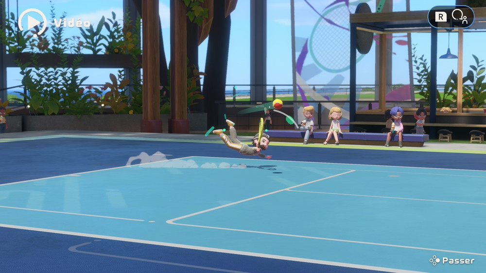 Extrait d’un match de tennis où le personnage a plongé au sol pour attraper une balle